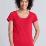 SOFTSTYLE® NŐI DEEP SCOOP PÓLÓ
